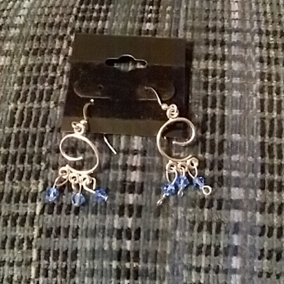 Small dangle earrings - Picture 4 of 5